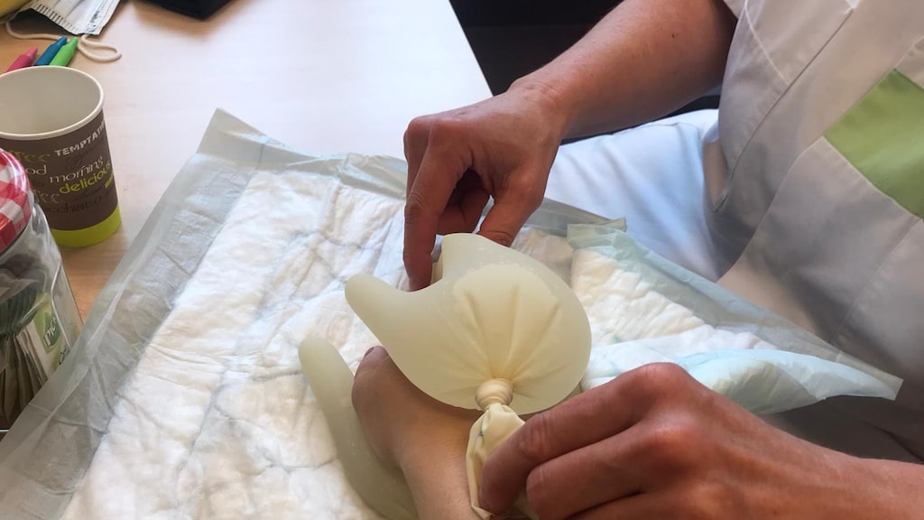"Voelt geborgen, hè, zo'n hand. Sommige patiënten krijgen er zo een."