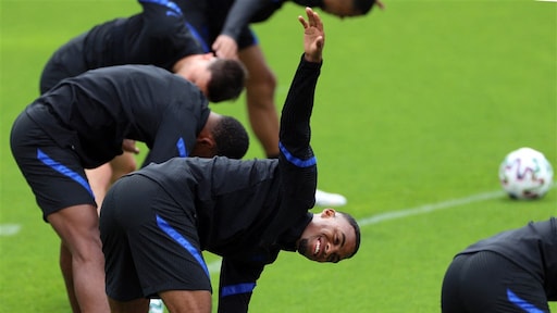 Briefje verraadt basisplaatsen tijdens EK-wedstrijd tegen Macedonië