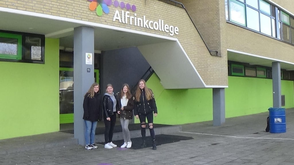 Linsey (links) begon samen met haar klasgenoten een bedrijf.