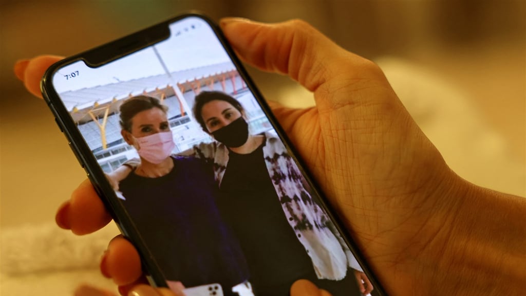 Op een anoniem Instagram-account verscheen deze week een foto met daarop mogelijk Latifa en een begeleidster op de luchthaven van Madrid.