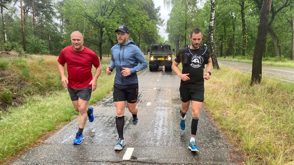 Robin (midden) rent met oud-marinier Wim (rechts) en Commandant der Strijdkrachten generaal Onno Eichelsheim (links)