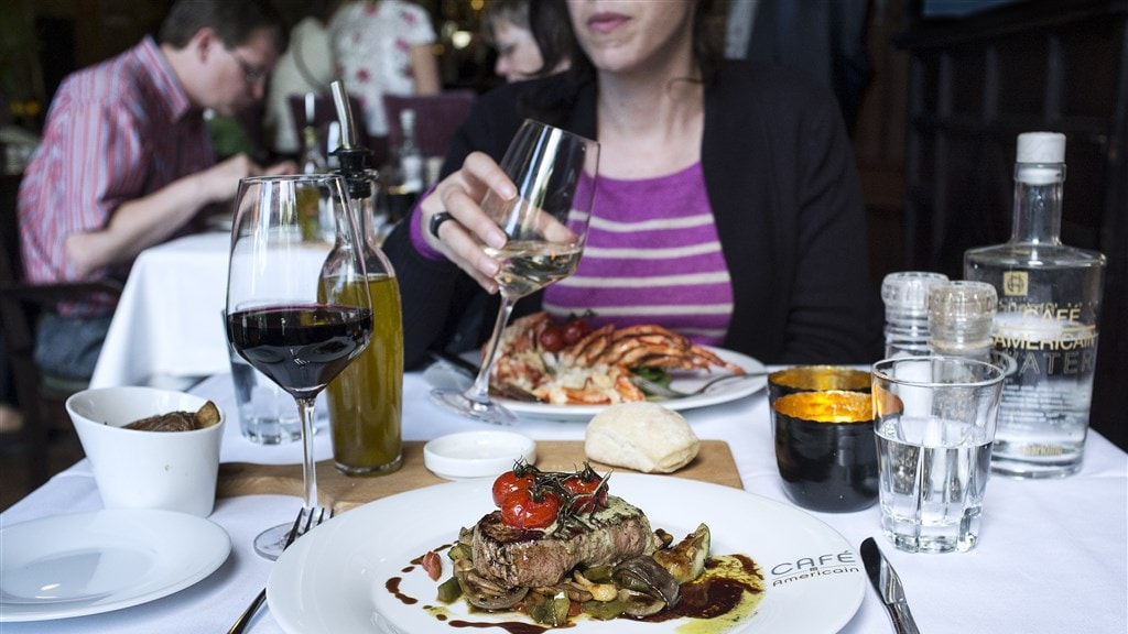 Minder vlees eten en vliegen door eigen CO2-budget, zo werkt dat