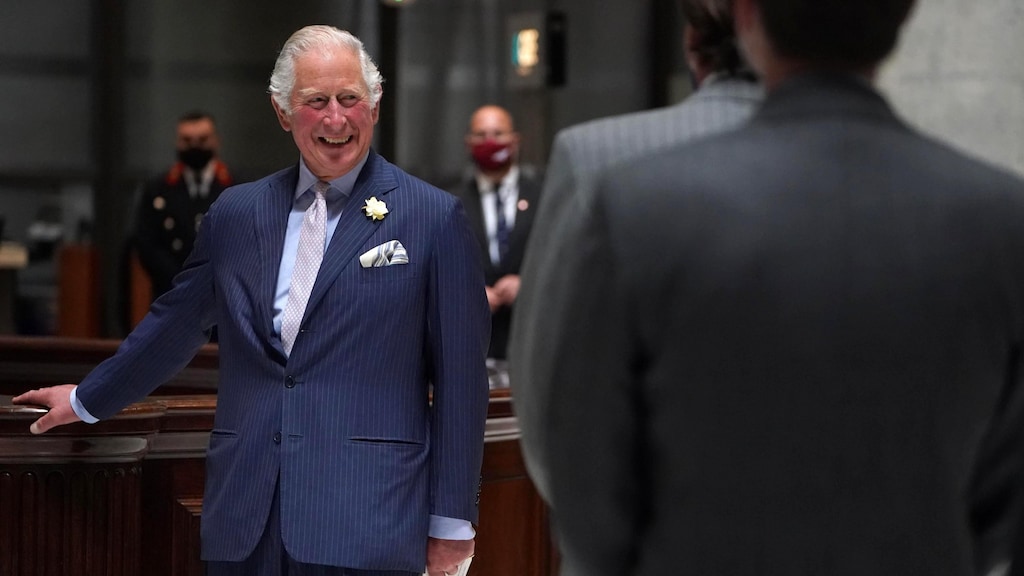 Prins Charles vergist zich bij uitreiking lintje in soapserie