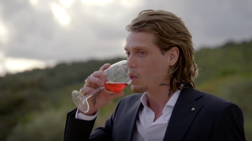 Tony krijgt het druk in De Bachelor: dames strijden om aandacht