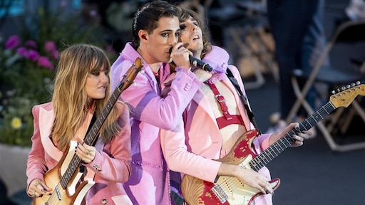 Mannen Måneskin maken statement en zoenen tijdens optreden