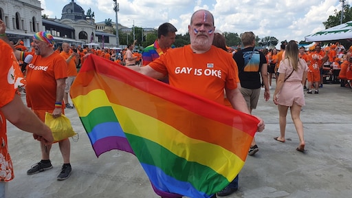 Hongaarse beveiliging neemt regenboogvlaggen van Oranjefans in beslag