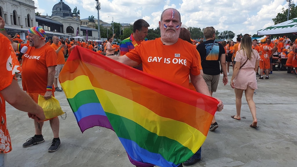 Hongaarse beveiliging neemt regenboogvlaggen van Oranjefans in beslag