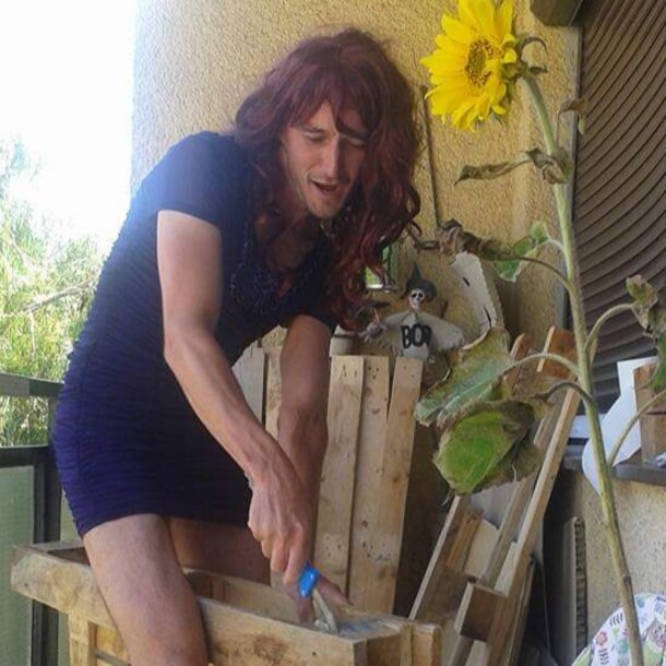 Zo nu en dan kleedt hij zichzelf als vrouw.