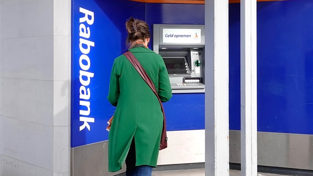 Rabobank gaat geld vragen voor pinnen in het buitenland