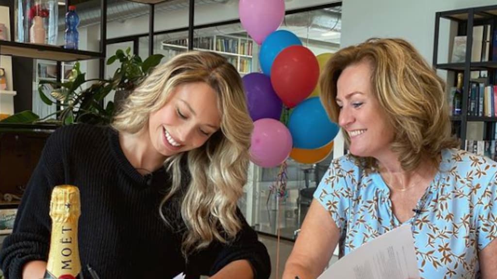 Loiza Lamers zet handtekening onder boekendeal: 'Ongelofelijk trots'