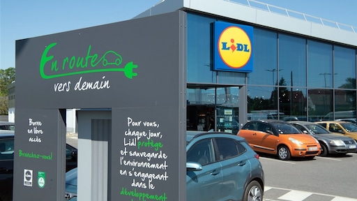 Op vakantie met elektrische auto? 'Let op het grote prijsverschil bij laders'