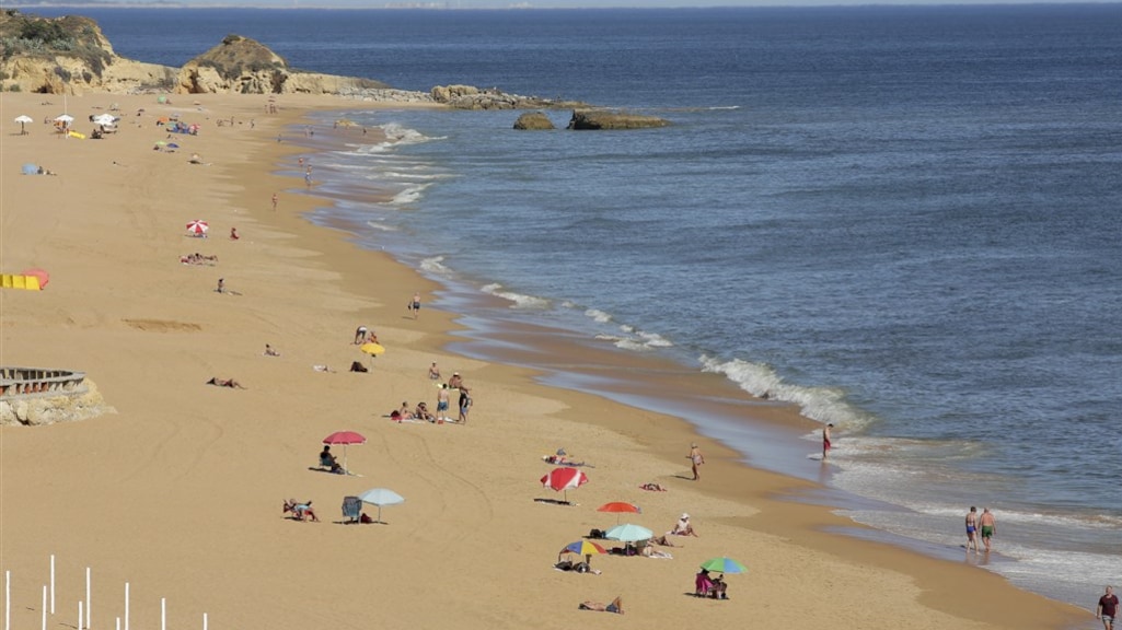 Het strand van het Portugese Albufeira is normaal heel populair, maar dit jaar is het een stuk rustiger.