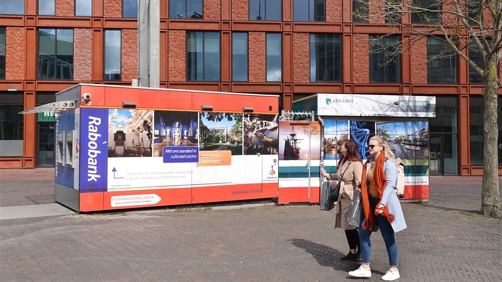 Consumentenbond wil dat Hoekstra extra pinkosten banken verbiedt