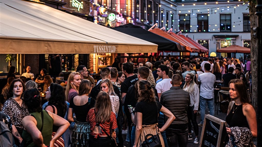 Deltavariant rukt op onder onbeschermde jongeren: 'Maatregelen op de loer'