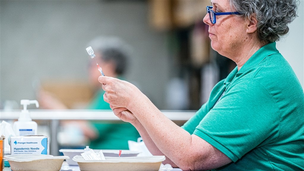 Advies Gezondheidsraad: eerst AstraZeneca, dan Pfizer is mogelijk én efficiënt