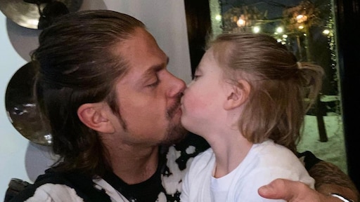 Drie generaties: kleine Dre en André op 'bezoek' bij opa Hazes