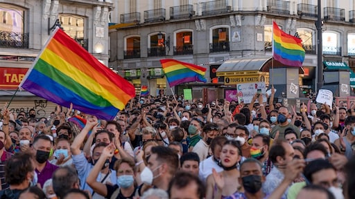 Spanjaarden massaal de straat op na dood homo Samuel (24)