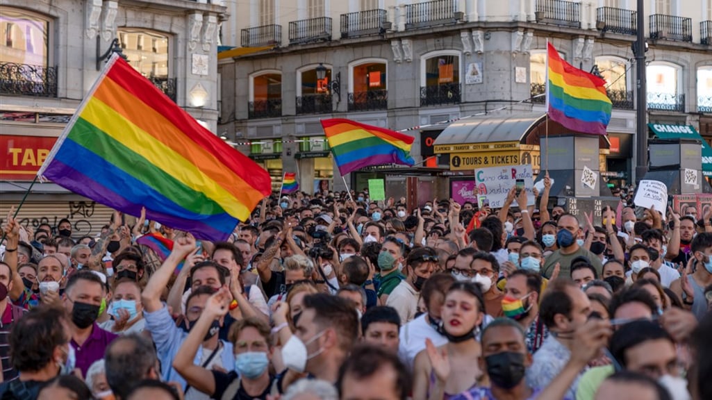 Spanjaarden massaal de straat op na dood homo Samuel (24)