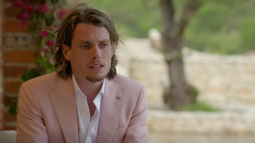 Onderlinge strijd in De Bachelor: 'Tony mag dit niet doorhebben'