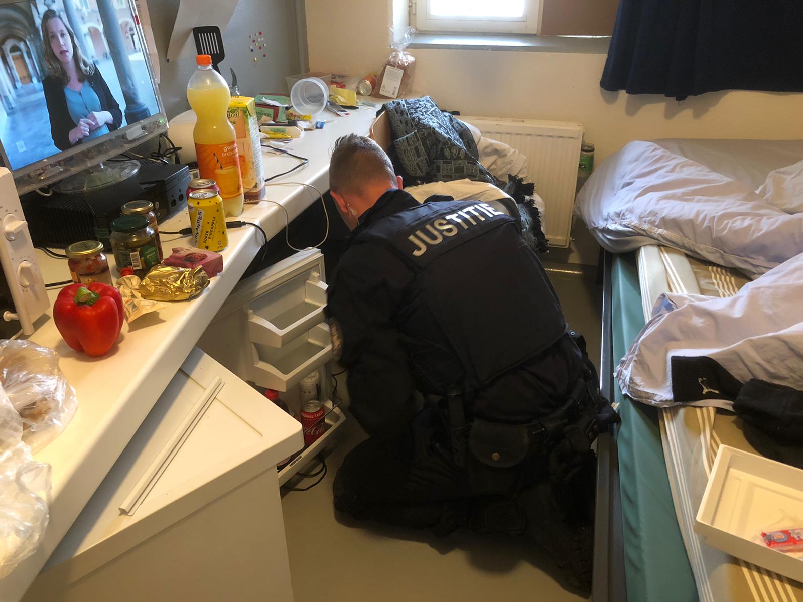 Tijdens de doorzoeking werden op één cel drie telefoons gevonden