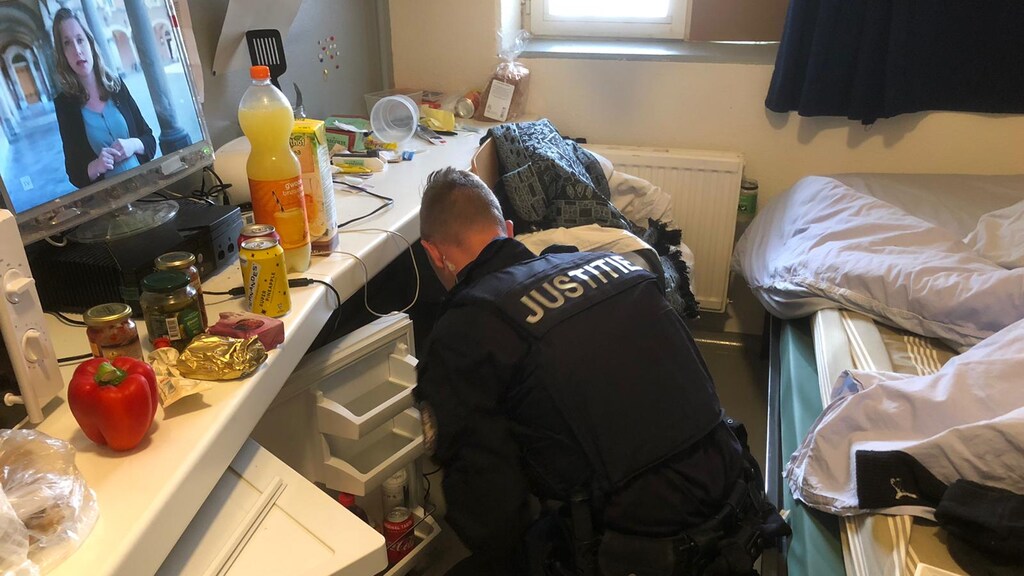 Tijdens de doorzoeking werden op één cel drie telefoons gevonden