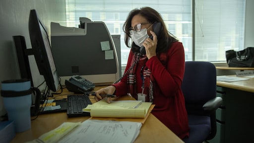 Secretaresse die niet thuis mocht werken, krijgt 100.000 euro mee