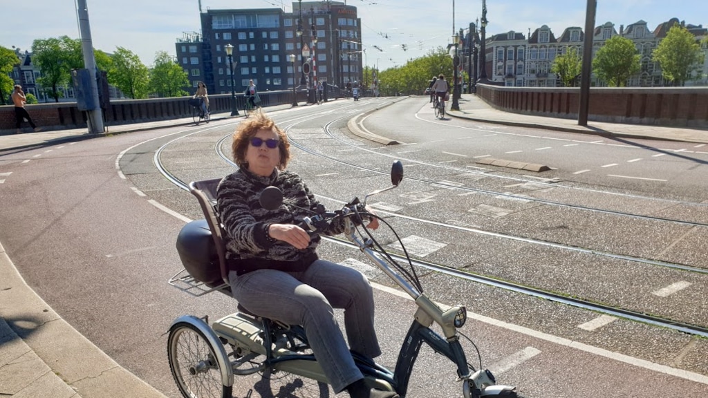 Marja in actie op haar ligfiets