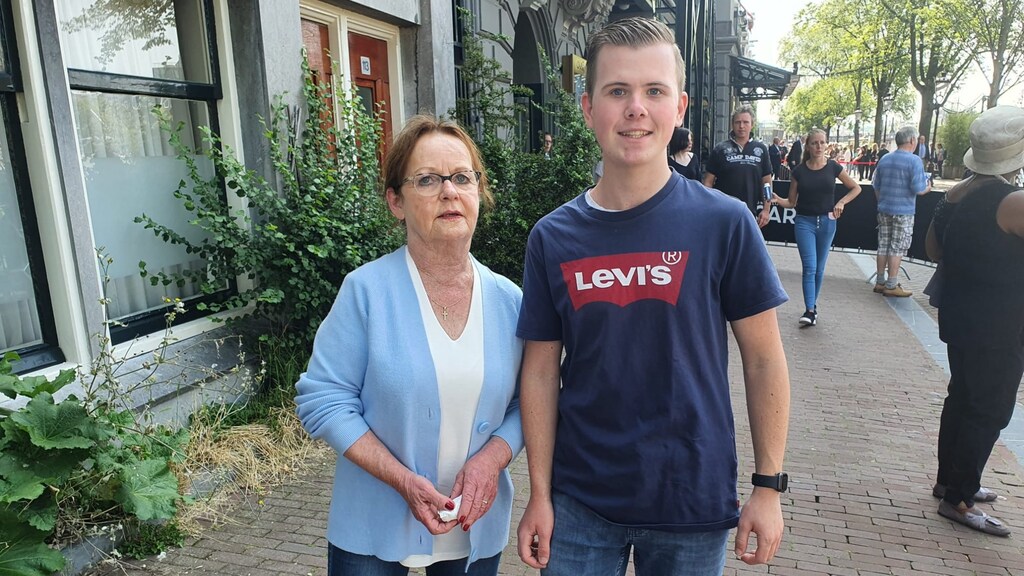 Tim is erbij om zijn oma te steunen.