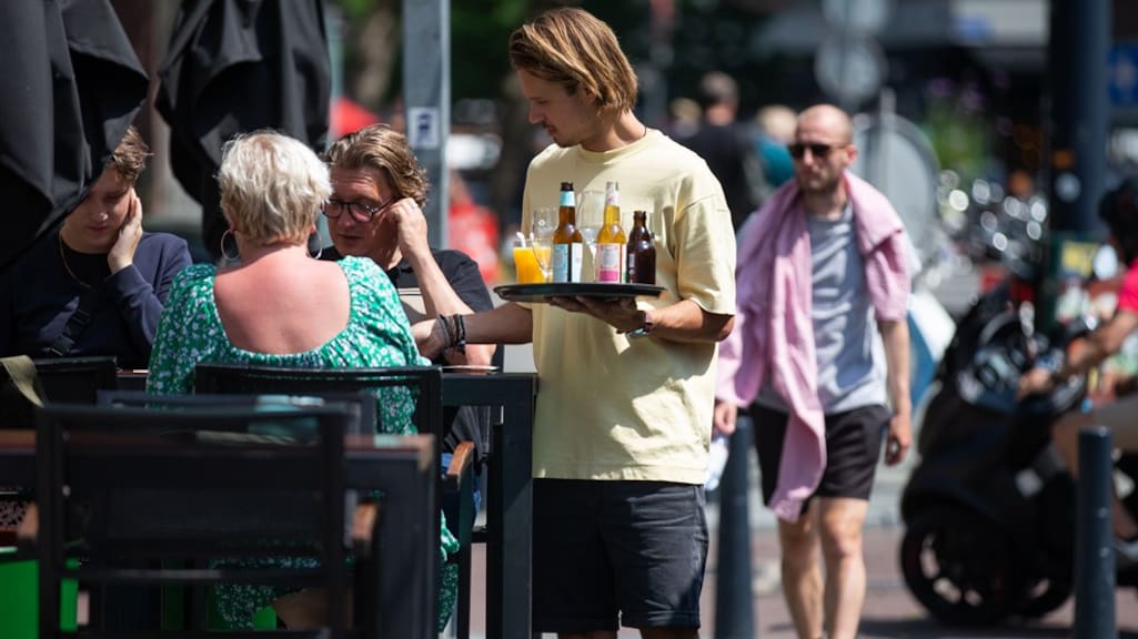 Hoop op verhoging pensioenen | Debat over opvang Oekraïeners | En kijkje in de keuken bij Picnic