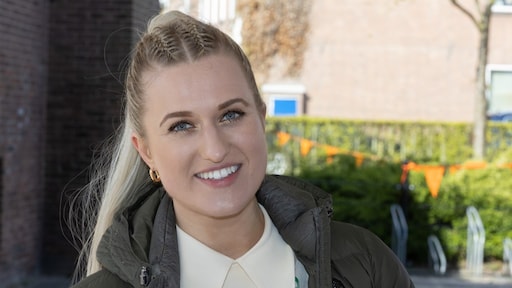 Britt Dekker deelt bikinifoto (en meteen ook even haar 'dieet')