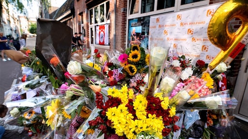 Bloemenzee voor Peter R. in Lange Leidsedwarsstraat vandaag verwijderd