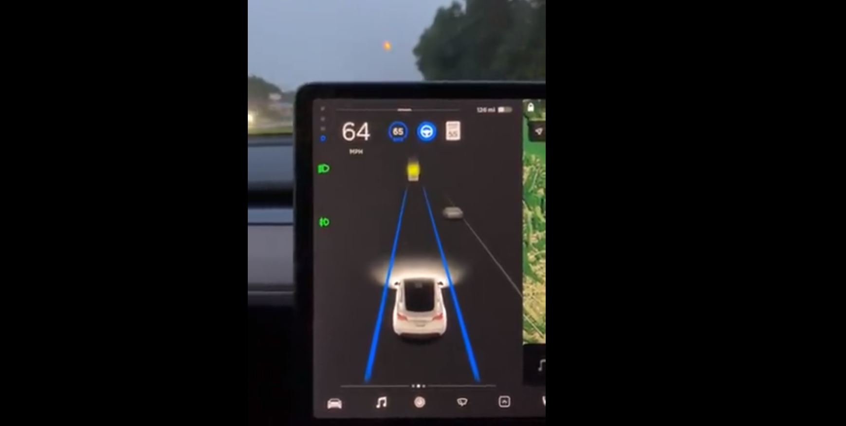 Gefilmd: zelfrijdende Tesla ziet volle maan aan voor verkeerslicht