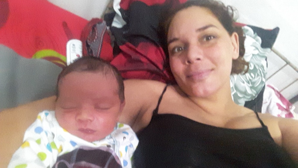 Arbaya net bevallen van haar zoontje Terason.