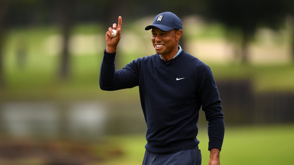 Tiger Woods geeft golfles aan bekende Amerikanen in nieuwe show