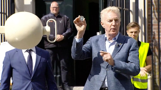 André van Duin slaat eerste munt ter ere van 25 jaar Pride