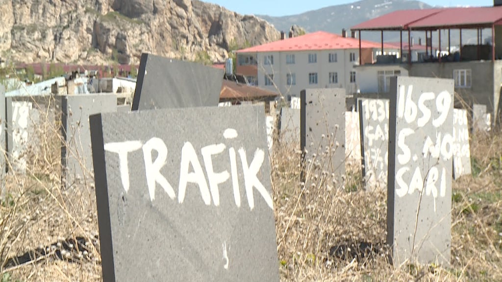 Aan de rand van Van is een begraafplaats waar migranten naamloos worden begraven onder sobere, grijze stenen.