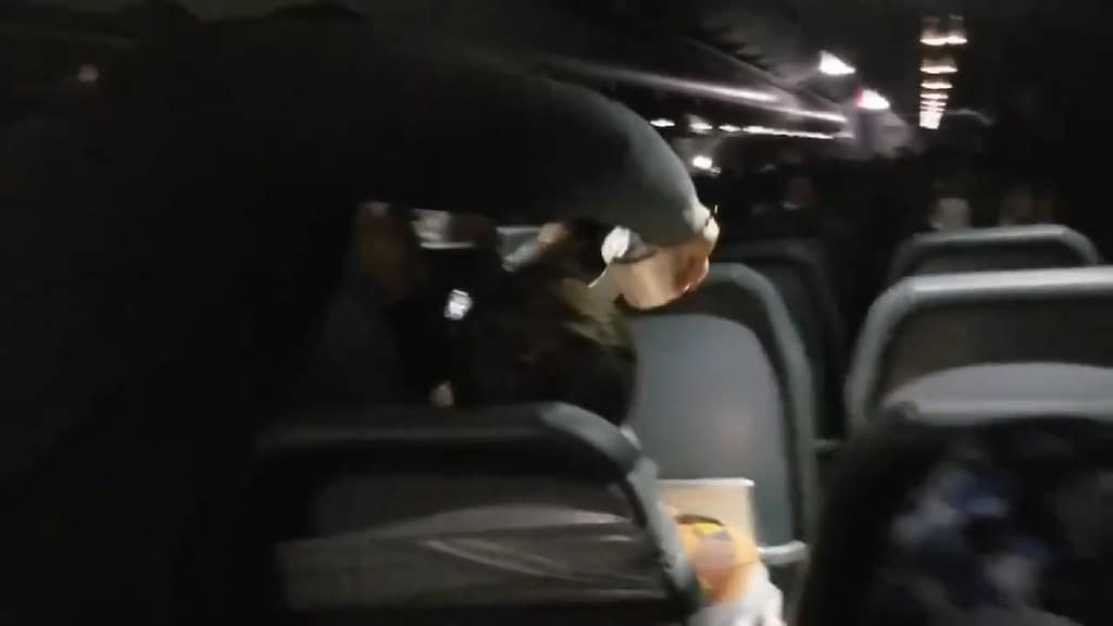 Man VS misdraagt zich in vliegtuig, wordt vastgeplakt met ducttape