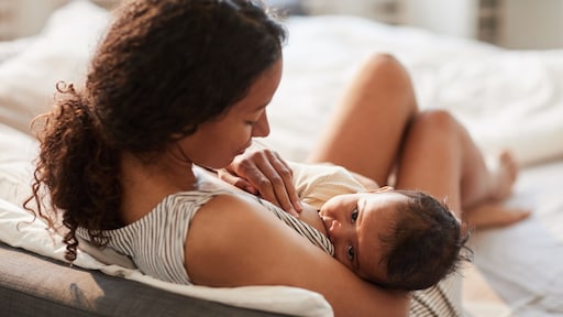 Sociale druk & schaamte bij borstvoeding: 'Wees mild voor jezelf'