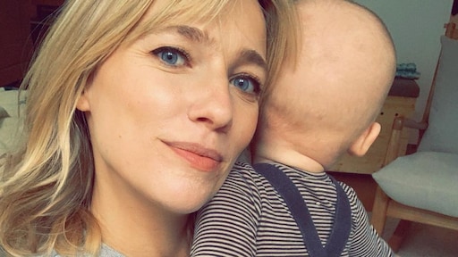 Jennifer Hoffman openhartig over thuisbevalling: 'Zo blij dat het lukte'