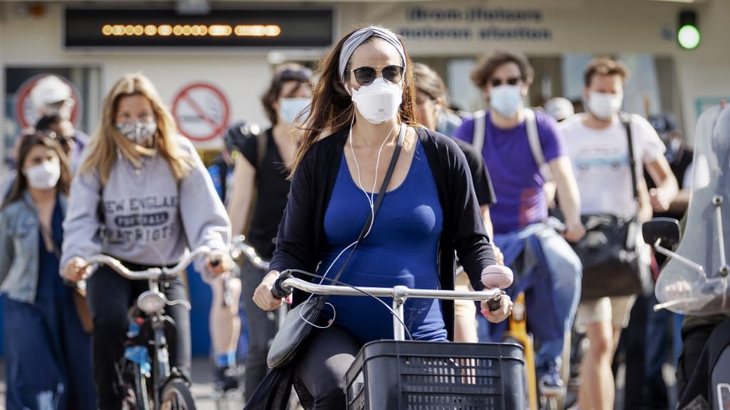 Een mondmasker kan voorkomen dat de deltavariant makkelijk wordt overgedragen.