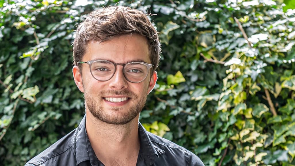 Buddy Vedder geniet met vriendin van Spaanse liefdestrip