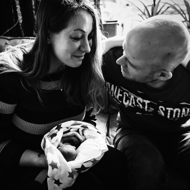 Mandy en haar vriend met hun doodgeboren zoontje Florian.