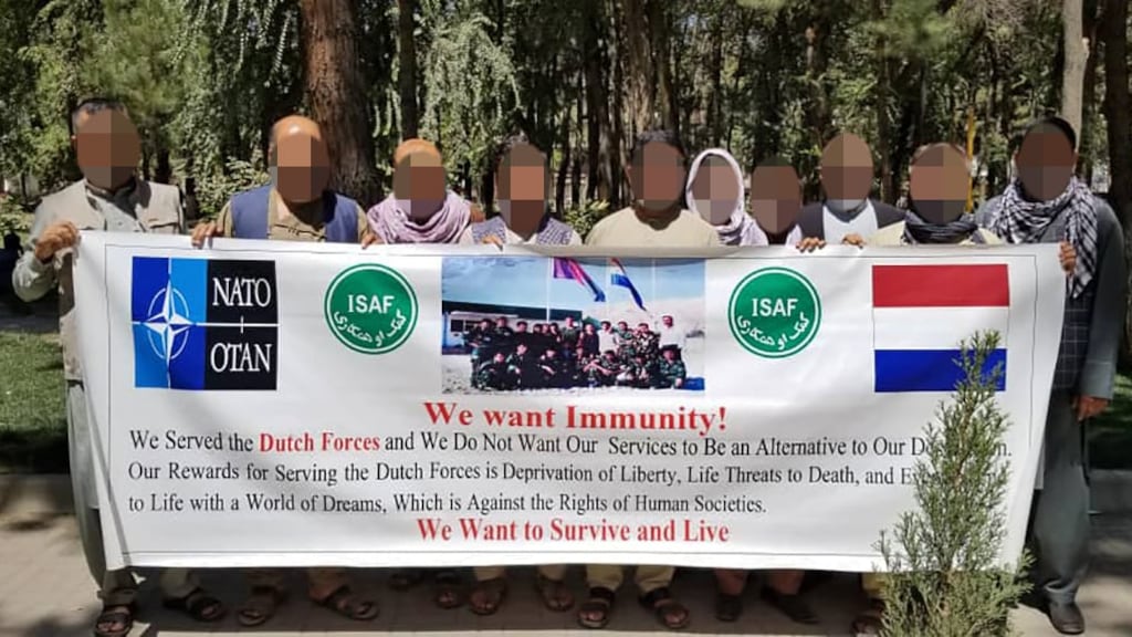 Samen met de andere bewakers eerder deze week bij de Nederlandse ambassade.