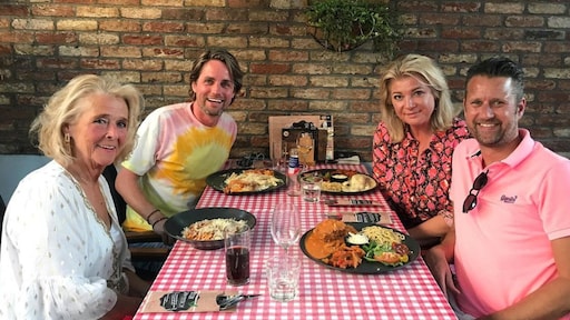 MAFS-deelnemers openen veiling en verkopen bruidskleding