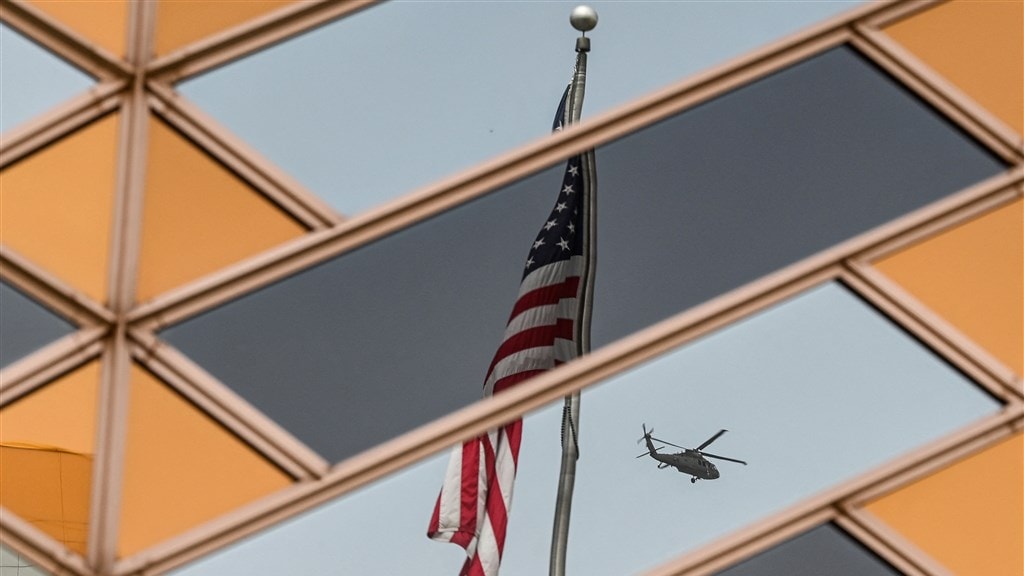 Amerikaanse vlag naar beneden gehaald op ambassade Kabul