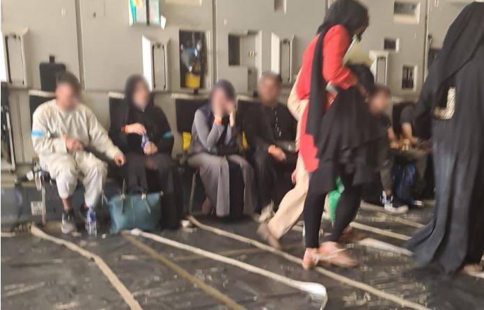 Binnen in het vliegtuig waar de vader en broer van Akane op zitten. 