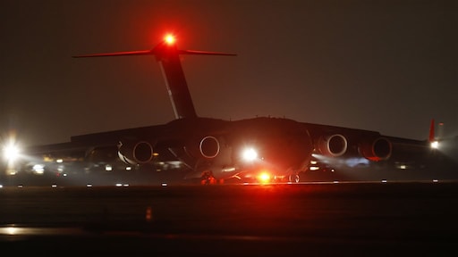Vlucht uit Kabul met 35 Nederlandse evacués geland op Schiphol
