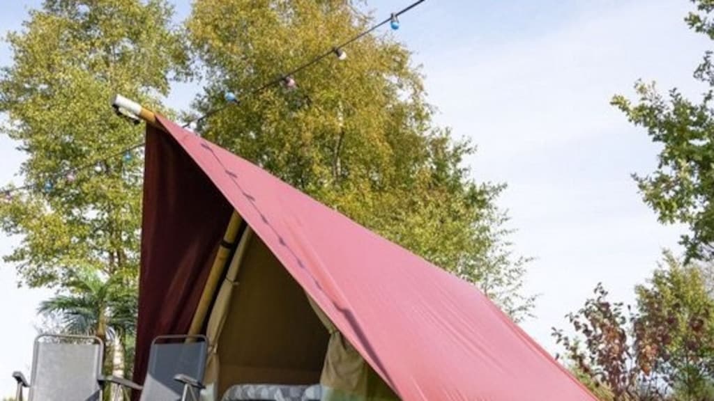 Een tent die gehuurd kan worden naast het parcours van de F1.