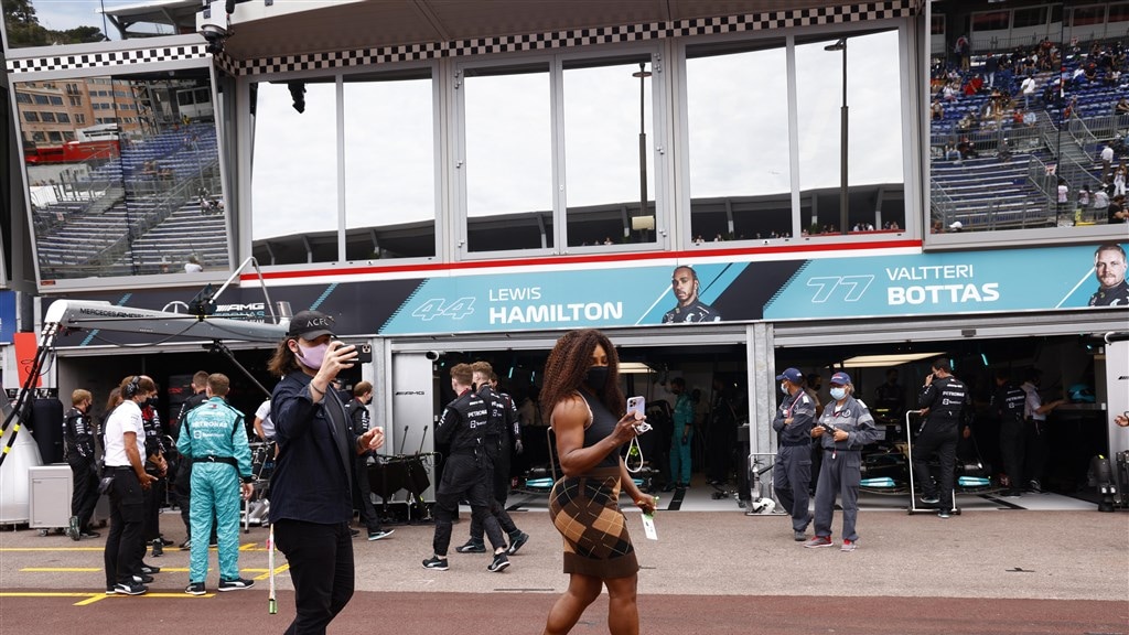Rondbanjeren met een glas champagne op Zandvoort? Mag niet