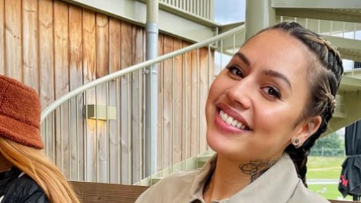 Tabitha is het zat te doen alsof ze een perfect leven leidt